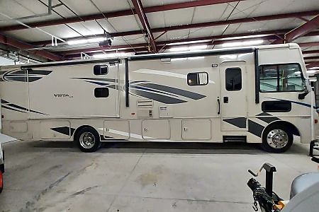 Photo 38 - 2017 Winnebago Class A Motorhome rental photo 40