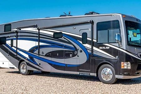 Photo 0 - 2016 Thor Class A Motorhome rental photo 2