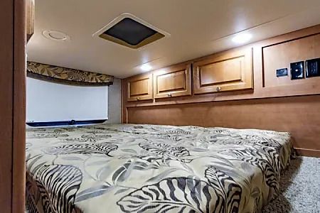 Photo 6 - 2016 Thor Class A Motorhome rental photo 8
