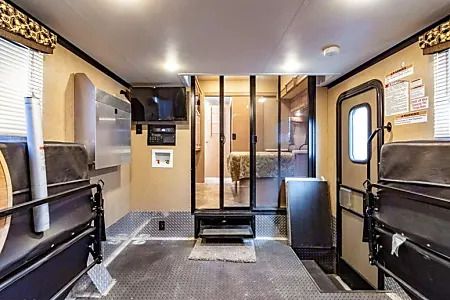 Photo 19 - 2016 Thor Class A Motorhome rental photo 21