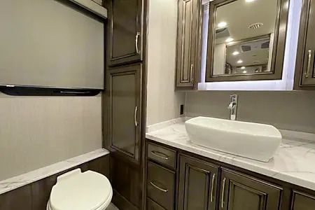 Photo 11 - 2022 Fleetwood Class A Motorhome rental photo 13