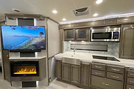 Photo 23 - 2022 Fleetwood Class A Motorhome rental photo 25