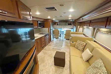 Photo 17 - 2018 Winnebago Class A Motorhome rental photo 19