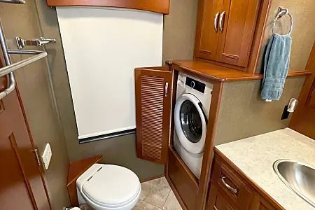 Photo 25 - 2018 Winnebago Class A Motorhome rental photo 27