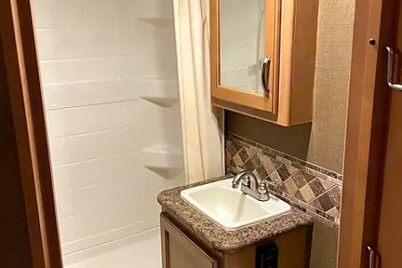 Photo 2 - 2016 Thor Class C Motorhome rental photo 4