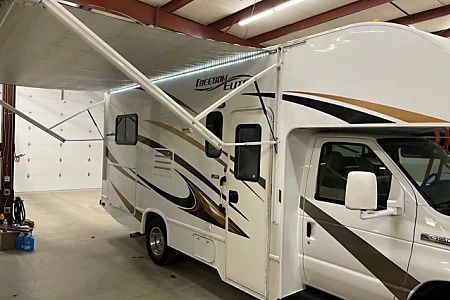 Photo 3 - 2016 Thor Class C Motorhome rental photo 5