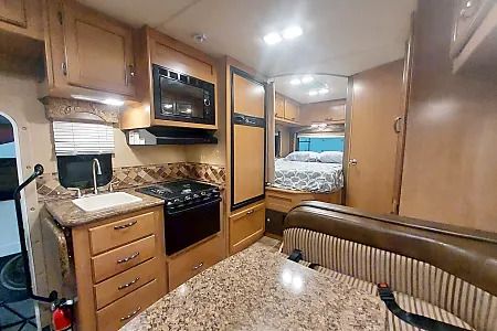 Photo 10 - 2016 Thor Class C Motorhome rental photo 12