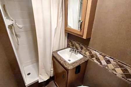 Photo 16 - 2016 Thor Class C Motorhome rental photo 18