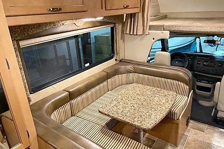 Photo 24 - 2016 Thor Class C Motorhome rental photo 26