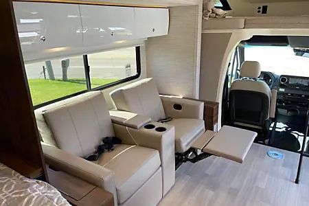 Photo 25 - 2021 Tiffin Class C Motorhome rental photo 27