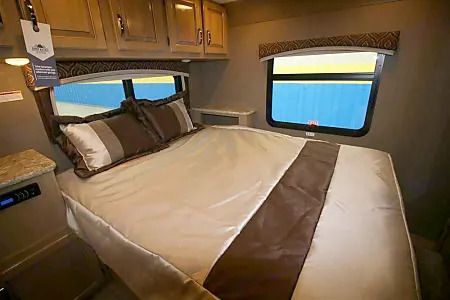 Photo 5 - 2018 Thor Class C Motorhome rental photo 7