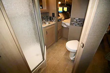 Photo 9 - 2018 Thor Class C Motorhome rental photo 11
