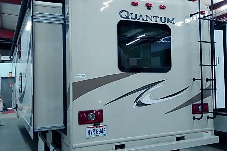 Photo 10 - 2017 Thor Motor Coach Class C Motorhome rental photo 12