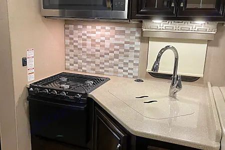 Photo 12 - 2017 Thor Motor Coach Class C Motorhome rental photo 14