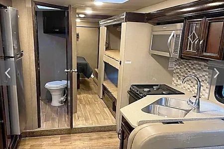 Photo 14 - 2017 Thor Motor Coach Class C Motorhome rental photo 16