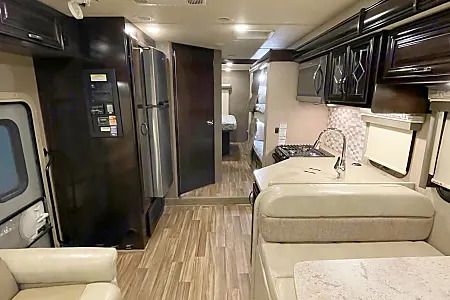 Photo 16 - 2017 Thor Motor Coach Class C Motorhome rental photo 18