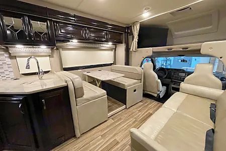 Photo 25 - 2017 Thor Motor Coach Class C Motorhome rental photo 27