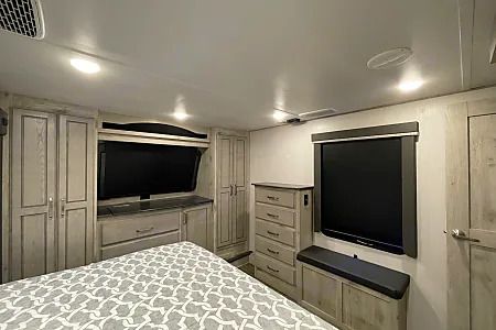 Photo 7 - 2022 Keystone Fifth Wheel rental photo 9