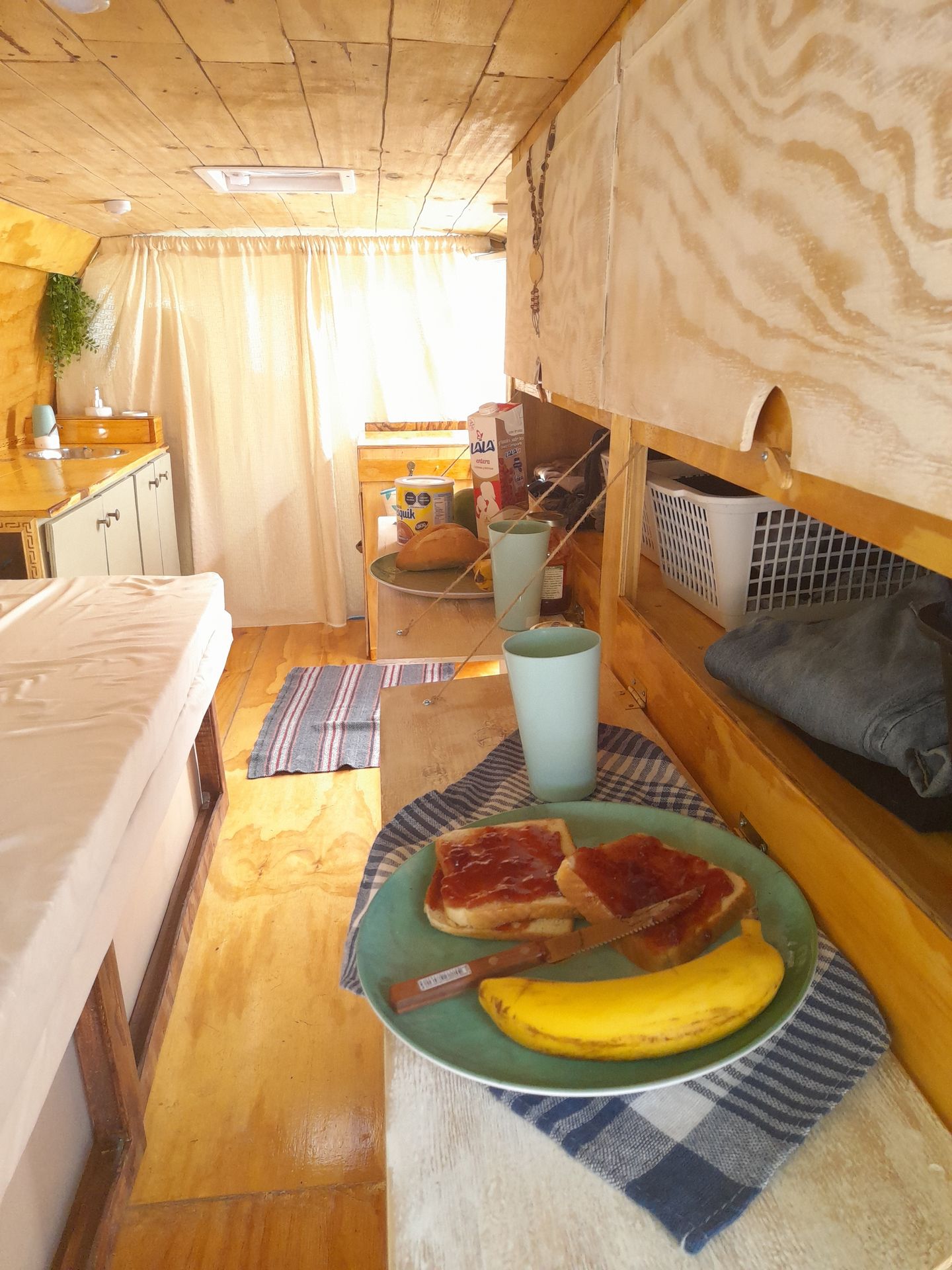 Photo 4 - 2004 GMC Class B Motorhome rental photo 6