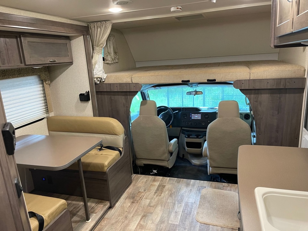 Photo 2 - 2016 Winnebago Class C Motorhome rental photo 4