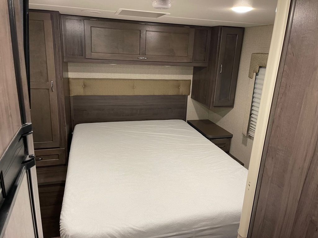 Photo 7 - 2016 Winnebago Class C Motorhome rental photo 8