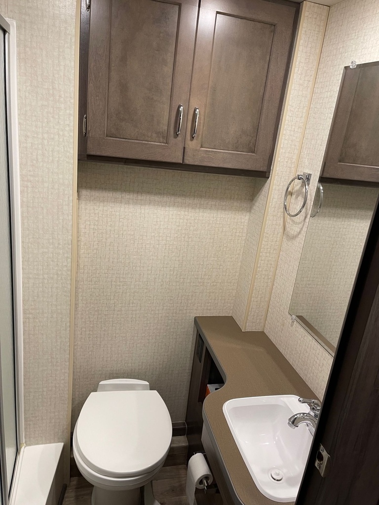 Photo 8 - 2016 Winnebago Class C Motorhome rental photo 9
