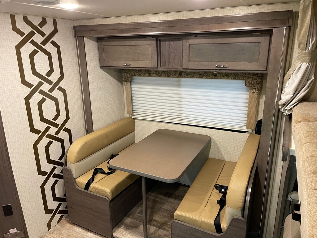 Photo 10 - 2016 Winnebago Class C Motorhome rental photo 11