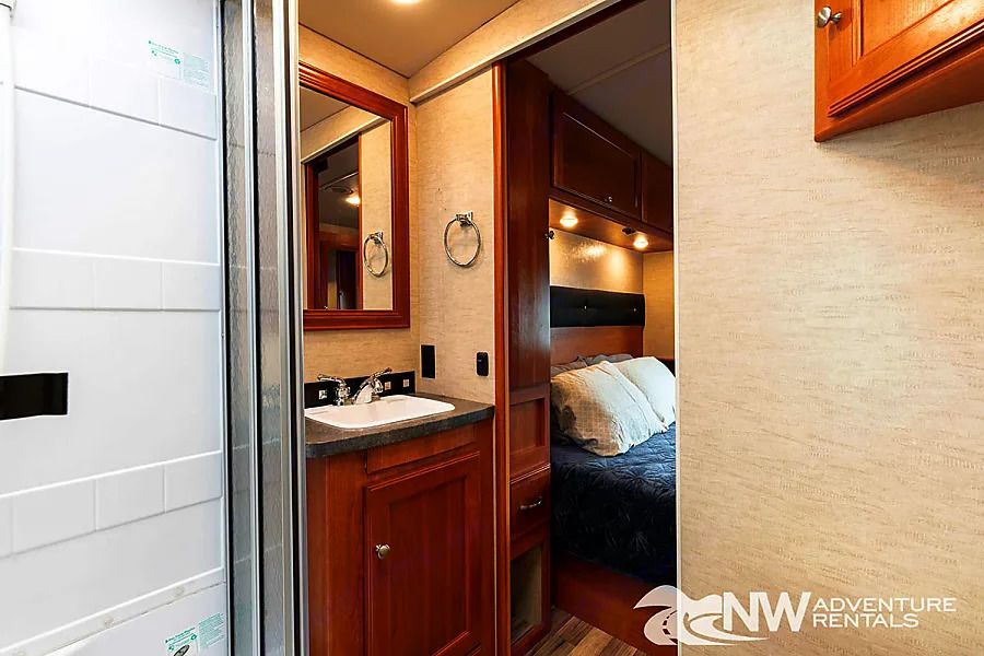 Photo 5 - 2018 Winnebago Class A Motorhome rental photo 7