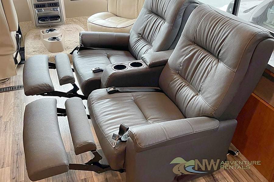 Photo 7 - 2018 Winnebago Class A Motorhome rental photo 9