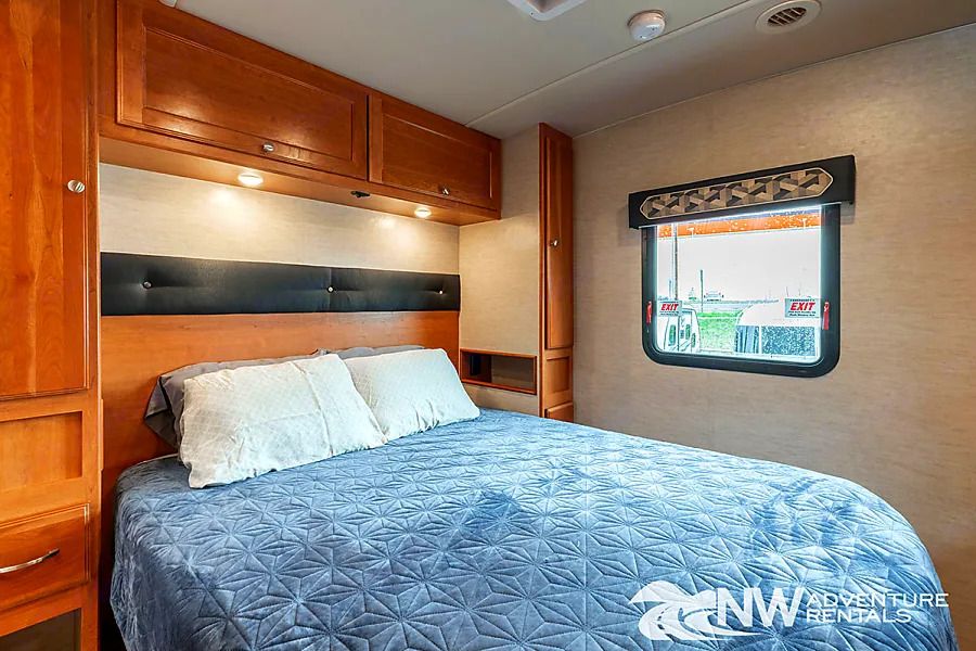 Photo 11 - 2018 Winnebago Class A Motorhome rental photo 13
