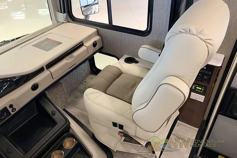 Photo 6 - 2021 Fleetwood Class A Motorhome rental photo 8