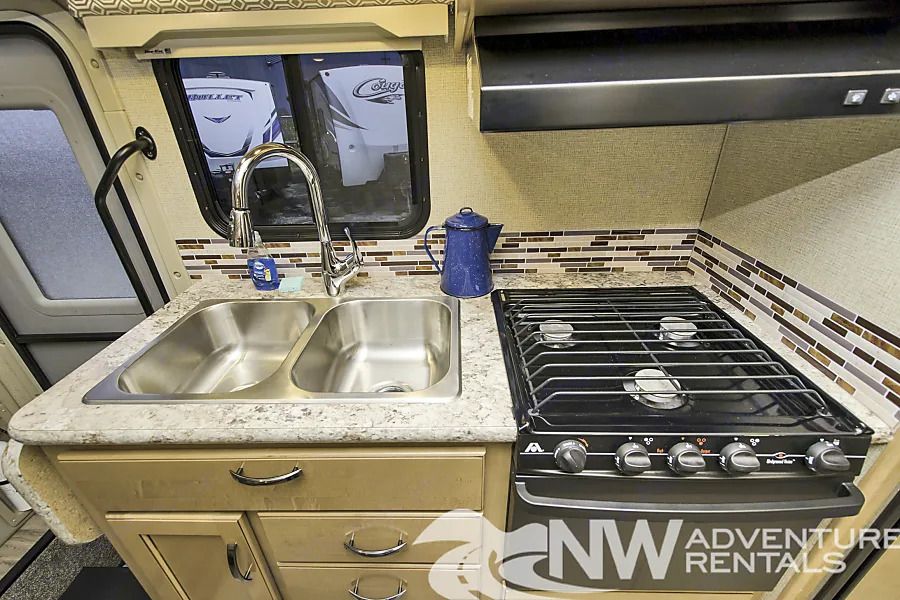 Photo 13 - 2018 Thor Class C Motorhome rental photo 15