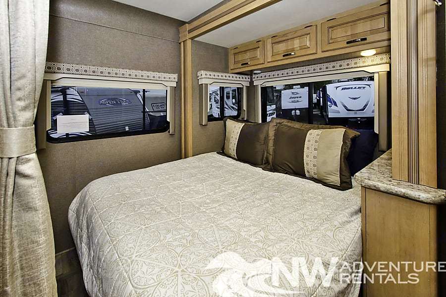 Photo 15 - 2018 Thor Class C Motorhome rental photo 17