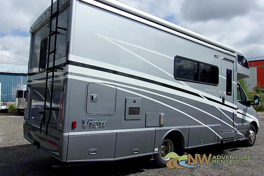 Photo 6 - 2021 Winnebago Class C Motorhome rental photo 8