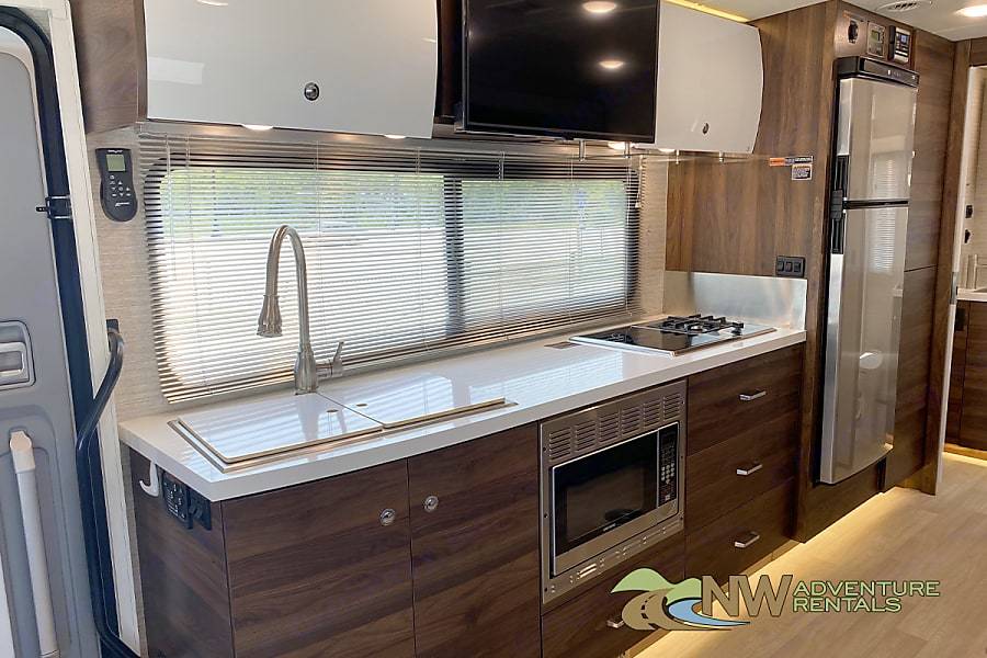 Photo 9 - 2021 Winnebago Class C Motorhome rental photo 11