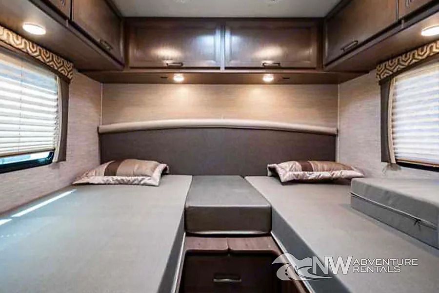 Photo 4 - 2021 Thor Class C Motorhome rental photo 6