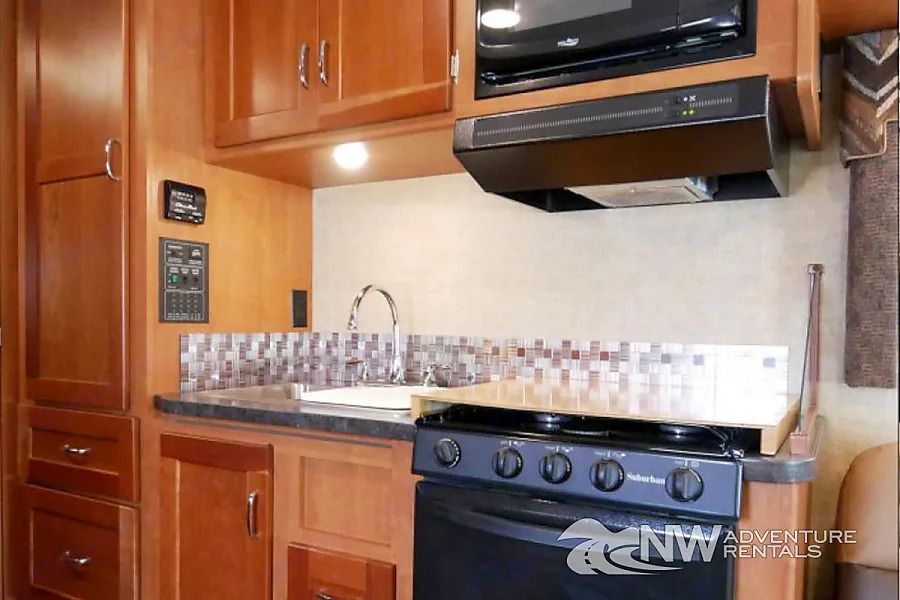 Photo 2 - 2018 Winnebago Class C Motorhome rental photo 4