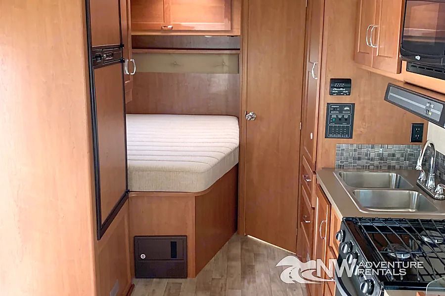 Photo 5 - 2018 Winnebago Class C Motorhome rental photo 7