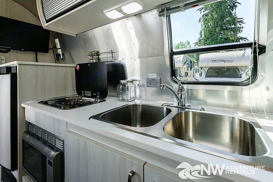 Photo 4 - 2018 Airstream Travel Trailer rental photo 6