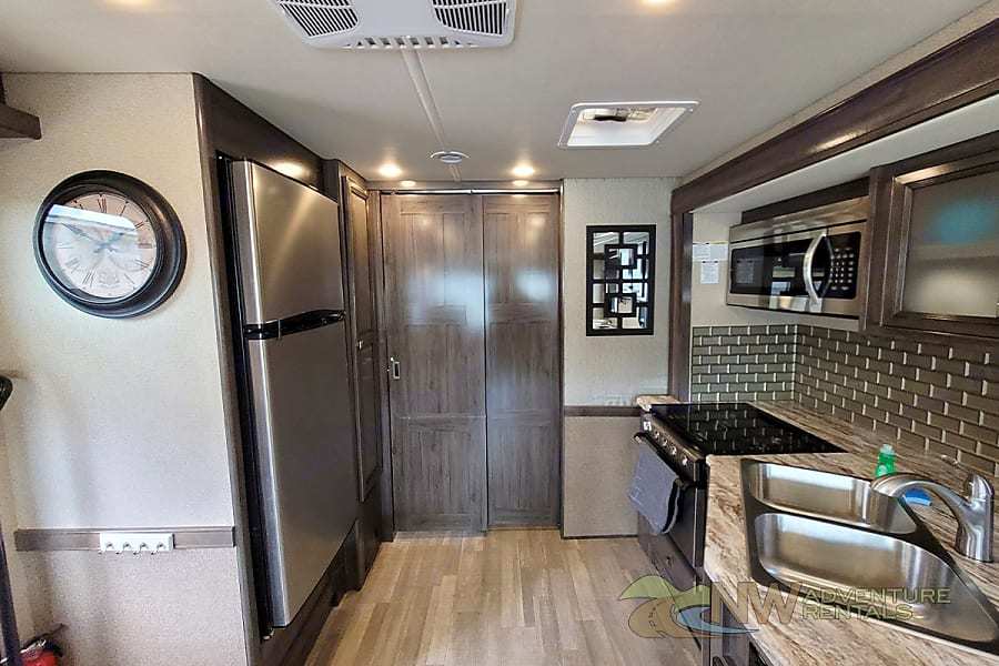 Photo 5 - 2020 Fleetwood Class A Motorhome rental photo 7