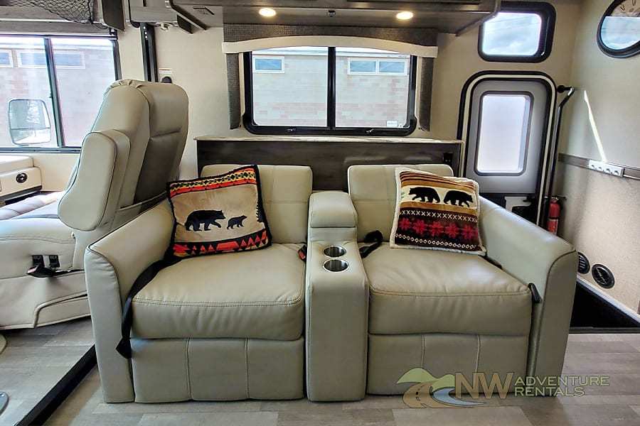 Photo 6 - 2020 Fleetwood Class A Motorhome rental photo 8