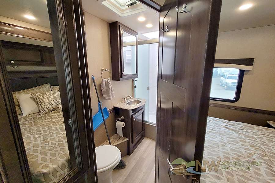 Photo 13 - 2020 Fleetwood Class A Motorhome rental photo 15