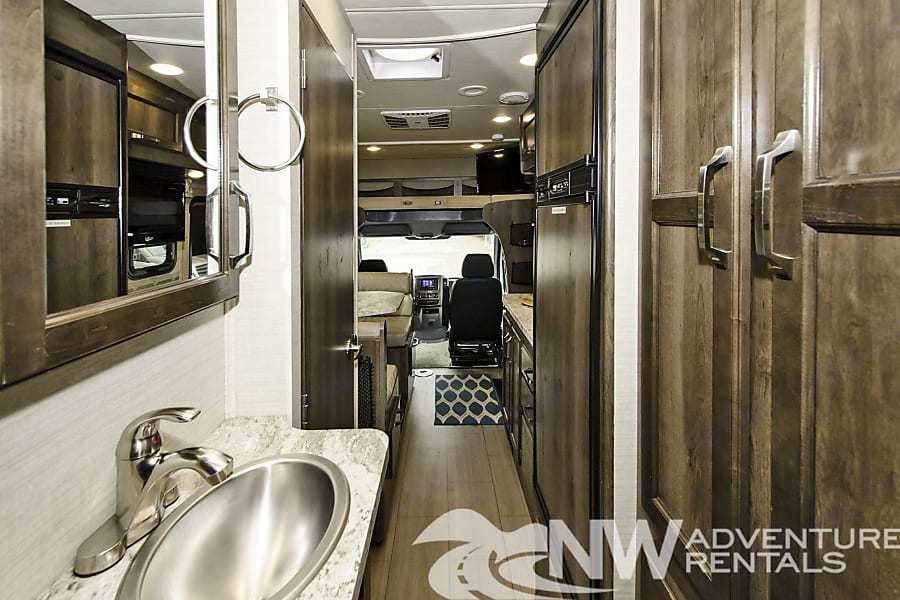 Photo 7 - 2018 Jayco Class C Motorhome rental photo 9