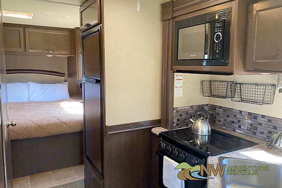 Photo 5 - 2018 Thor Motor Coach Class C Motorhome rental photo 7