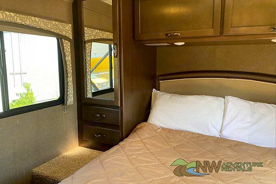Photo 6 - 2018 Thor Motor Coach Class C Motorhome rental photo 8