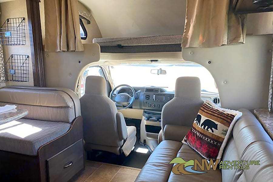 Photo 7 - 2018 Thor Motor Coach Class C Motorhome rental photo 9