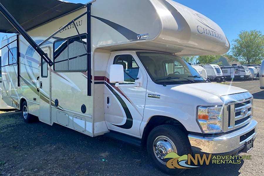 Photo 11 - 2018 Thor Motor Coach Class C Motorhome rental photo 13