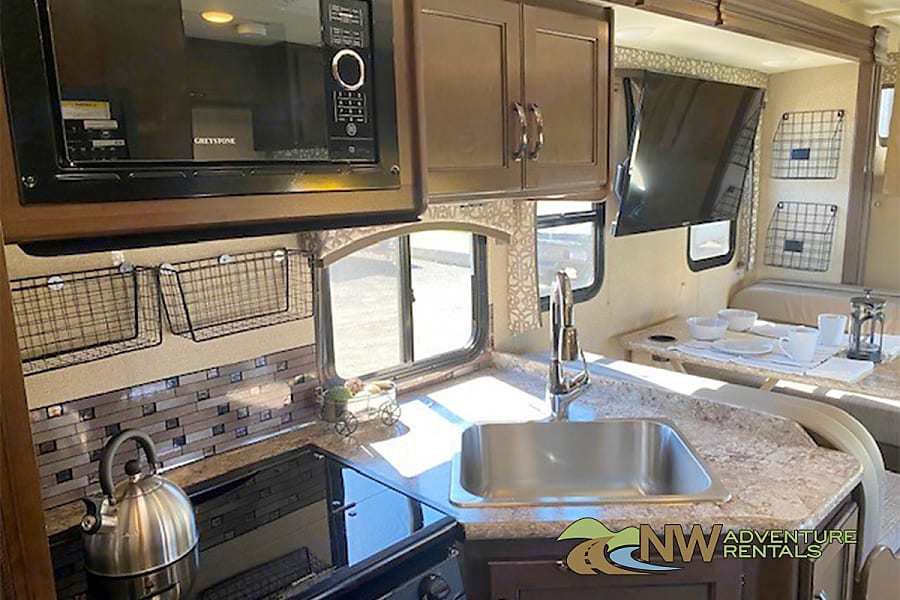 Photo 13 - 2018 Thor Motor Coach Class C Motorhome rental photo 15