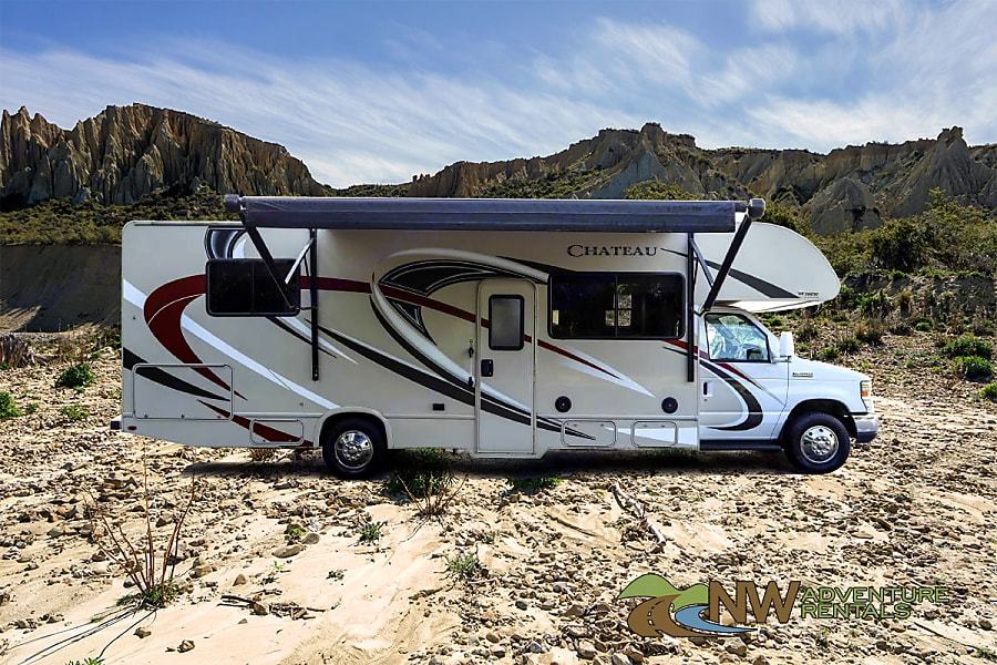Photo 15 - 2018 Thor Motor Coach Class C Motorhome rental photo 17