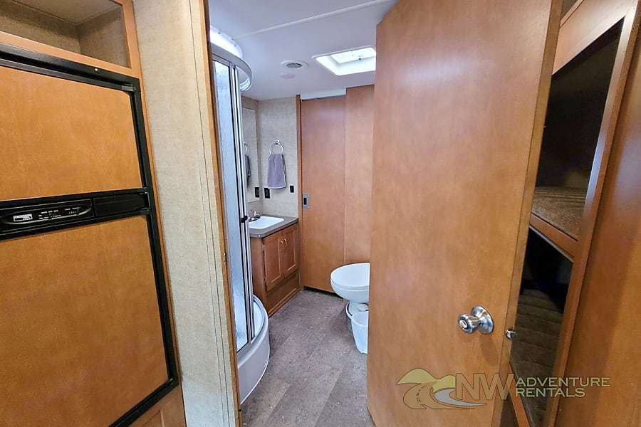 Photo 5 - 2017 Winnebago Class C Motorhome rental photo 7